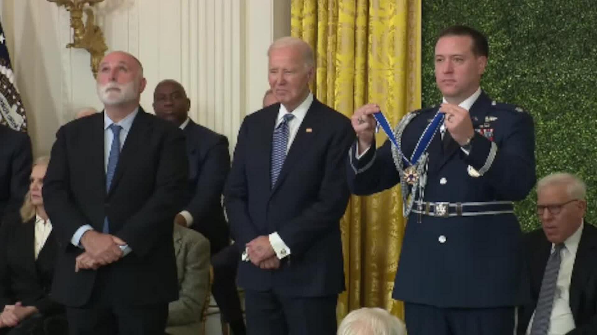 Biden condecora al chef José Andrés con la más alta distinción civil de EEUU