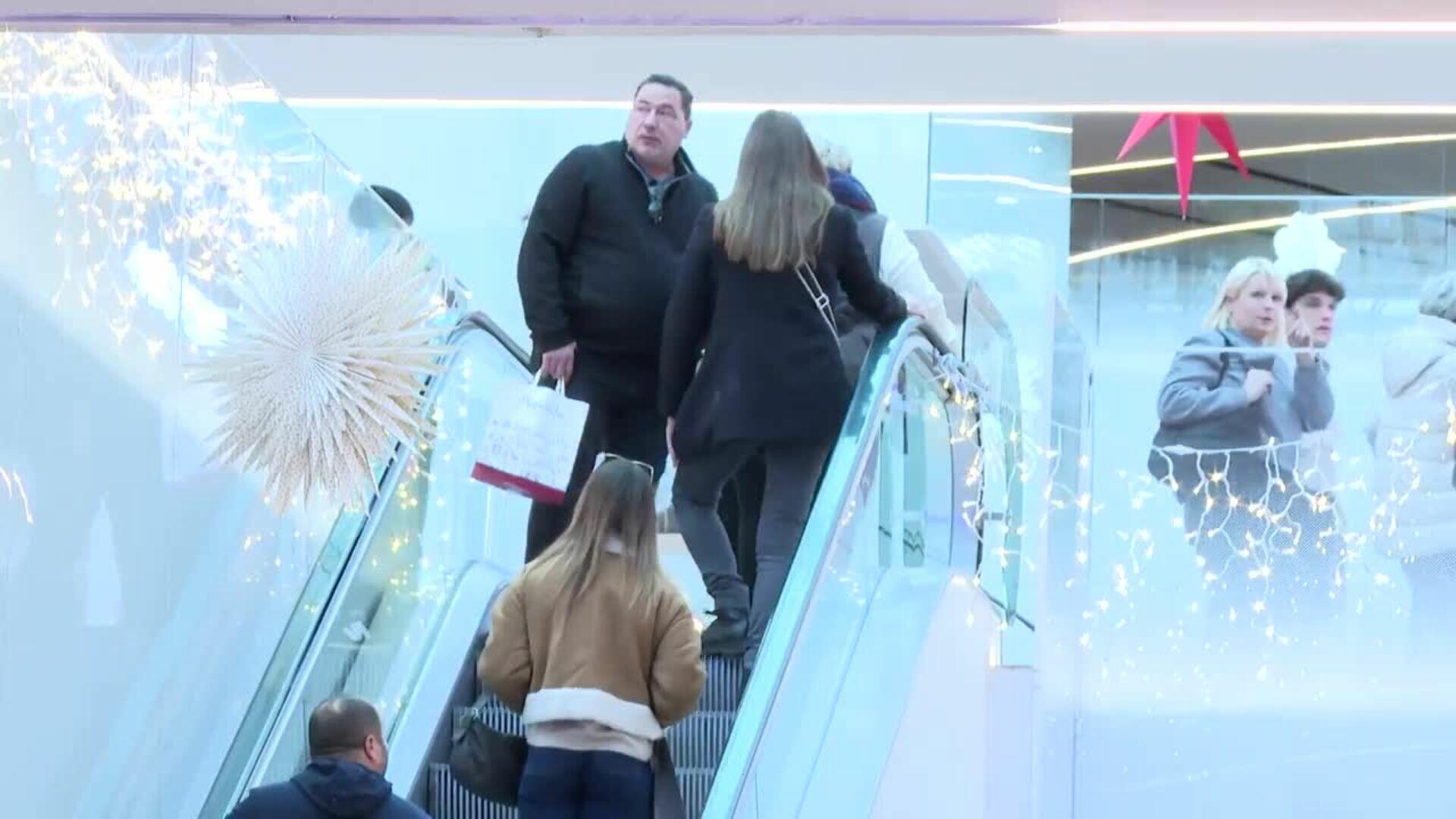 Ciudadanos ultimando las compras del Día de Reyes: "Siempre a última hora, corriendo y lleno"