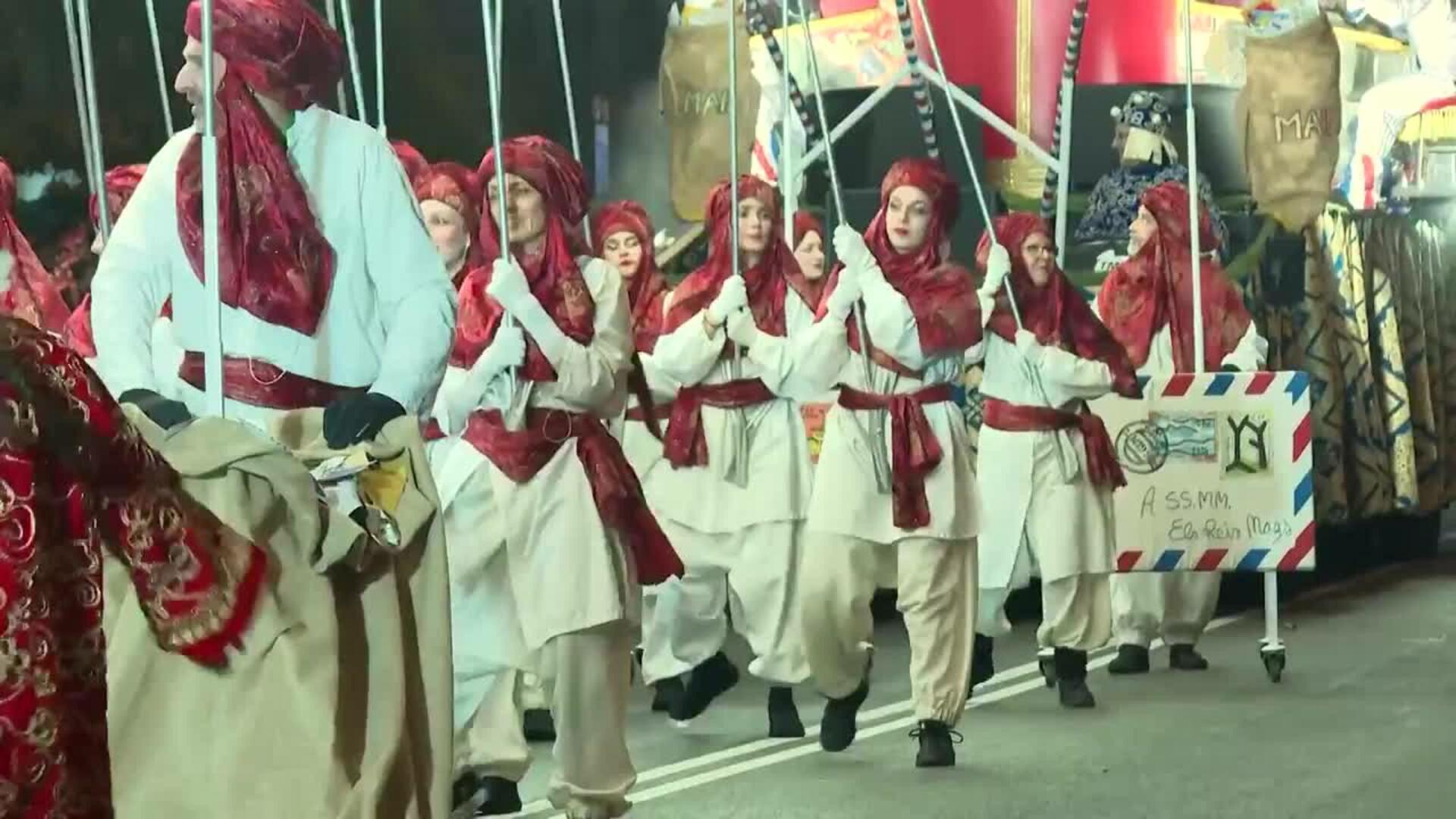 La cabalgata de Reyes Magos en Barcelona reúne a 750.000 pequeños y mayores