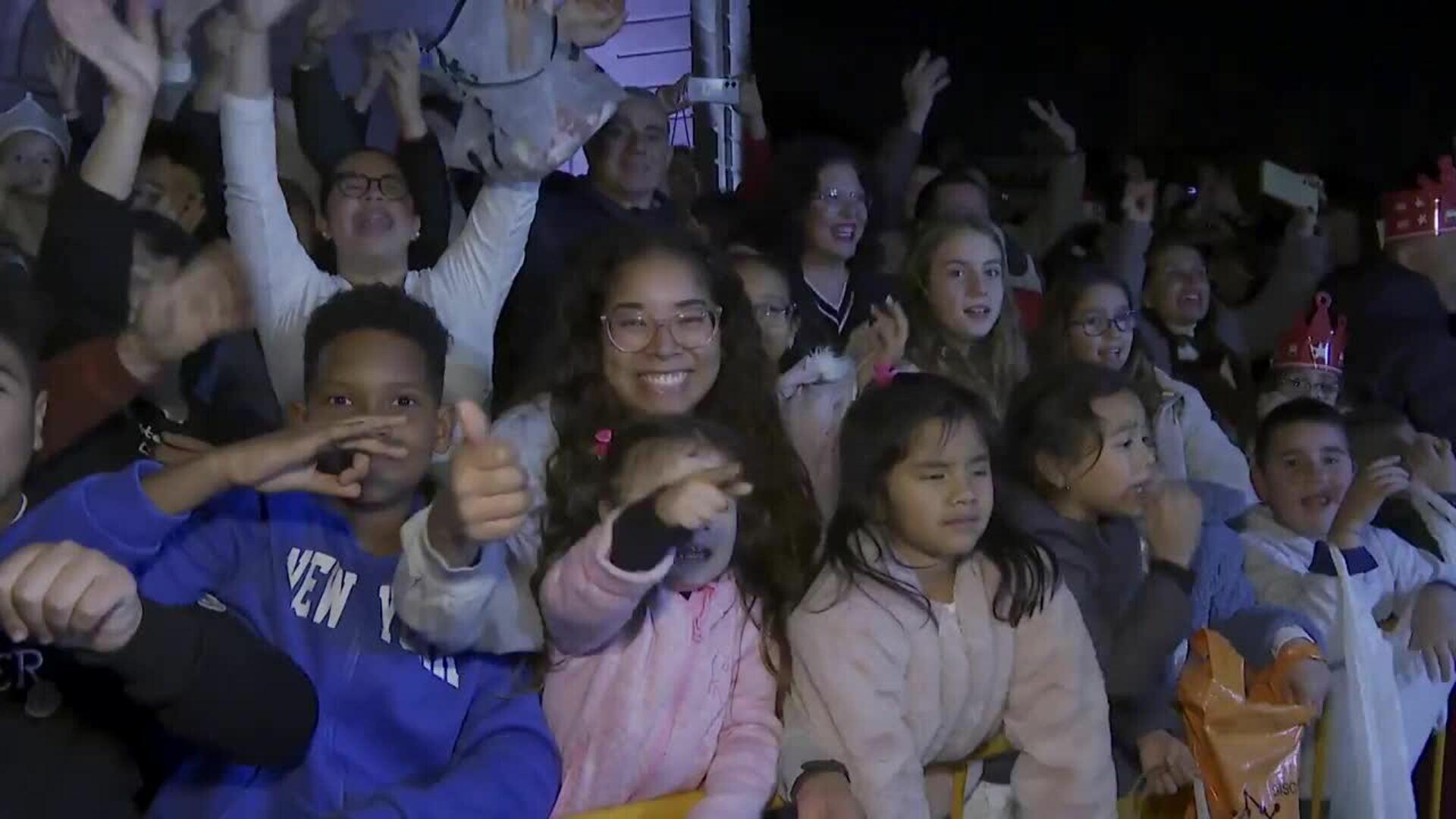 Multitud de niños acuden a la Cabalgata de Reyes Magos con mucha ilusión en Valencia
