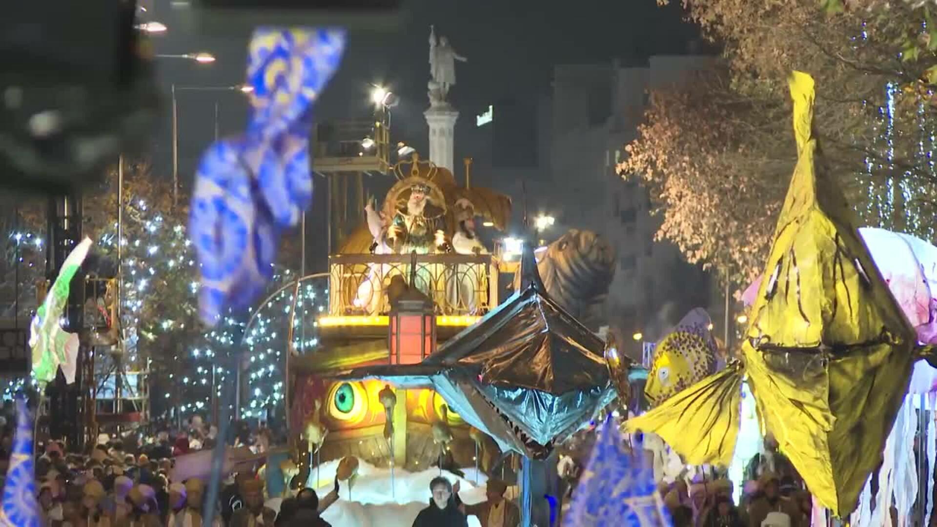 Los Reyes Magos pactan una tregua con la lluvia y recorren Madrid