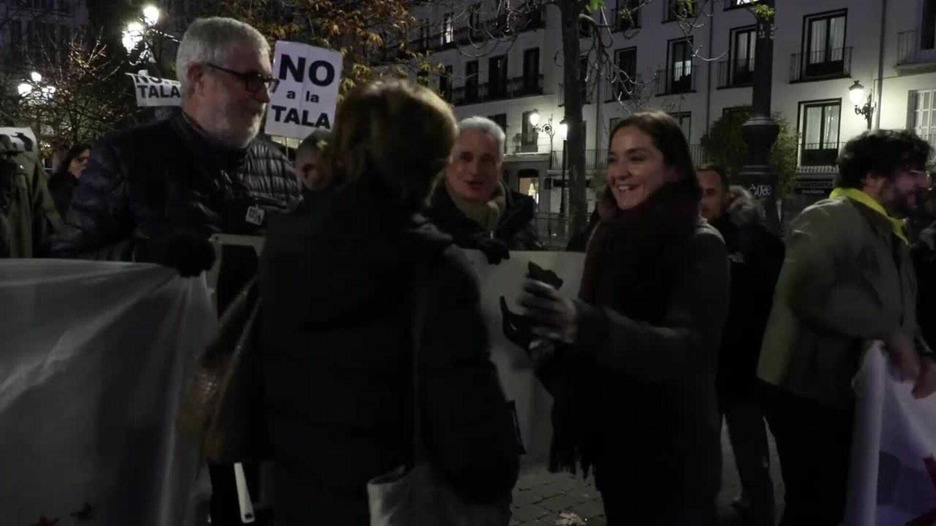 Una manifestación en Madrid pide frenar la tala de árboles en la plaza de Santa Ana