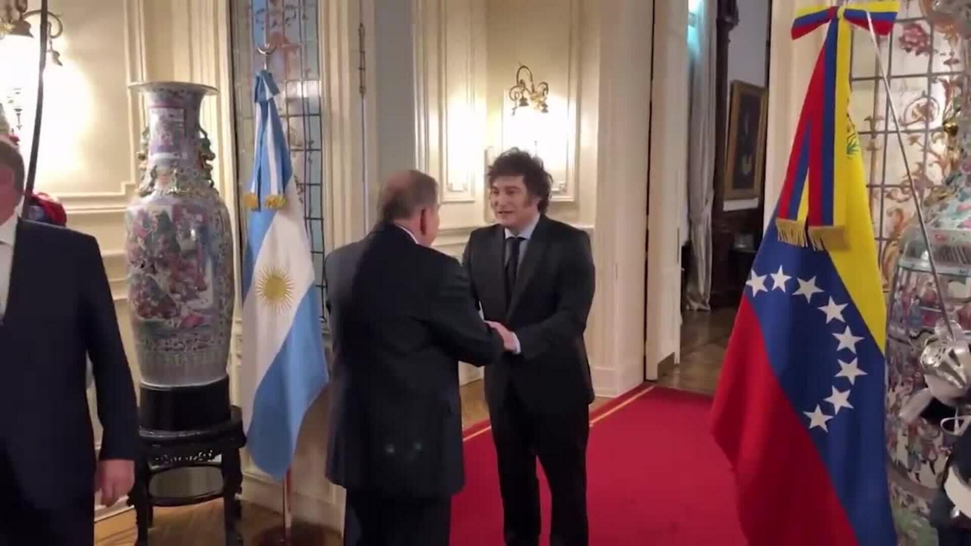 El equipo de campaña de María Corina Machado dice que ha sido "violentamente interceptada"