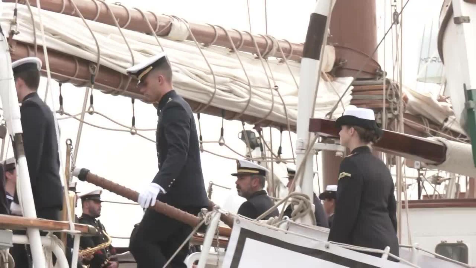 Los Reyes despiden emocionados a la Princesa Leonor, que zarpa en el Juan Sebastián Elcano