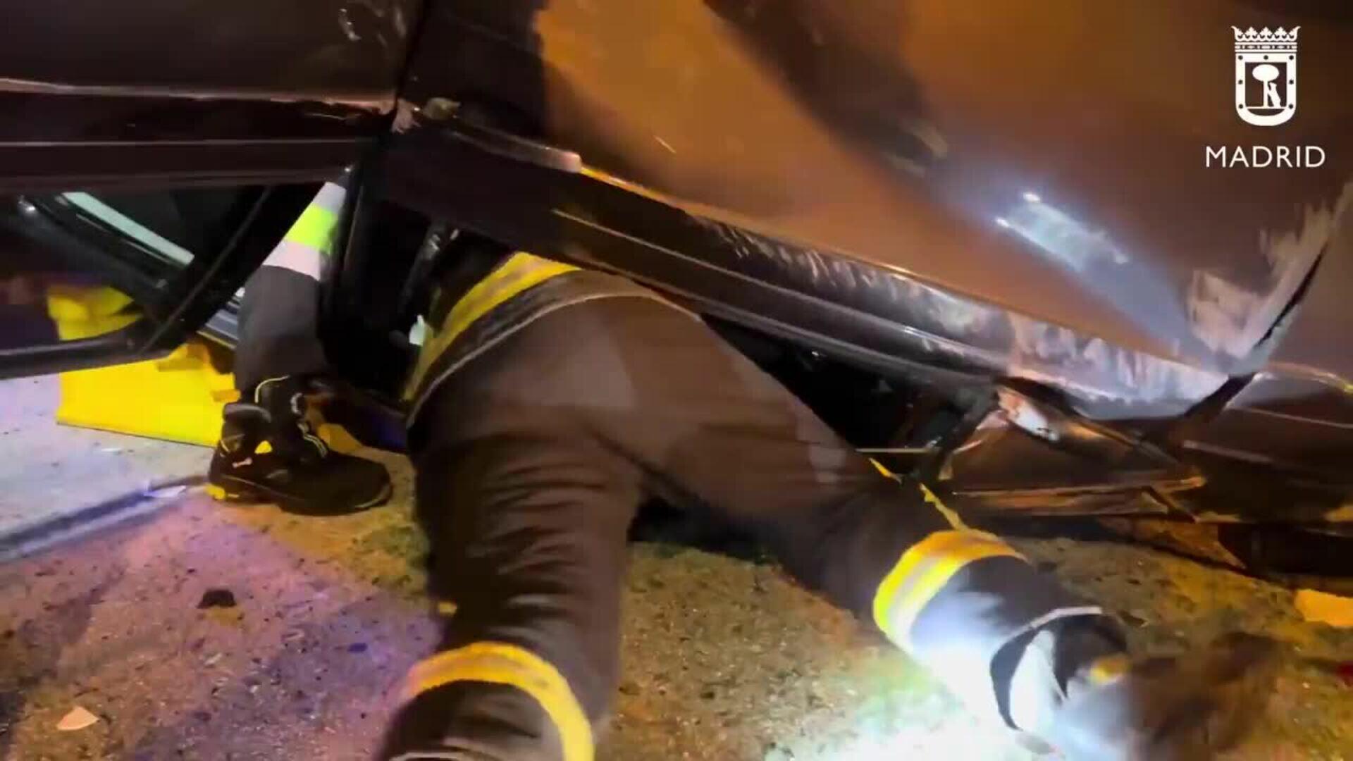 En estado grave un conductor que quedó atrapado en su vehículo tras volcar en la M-503