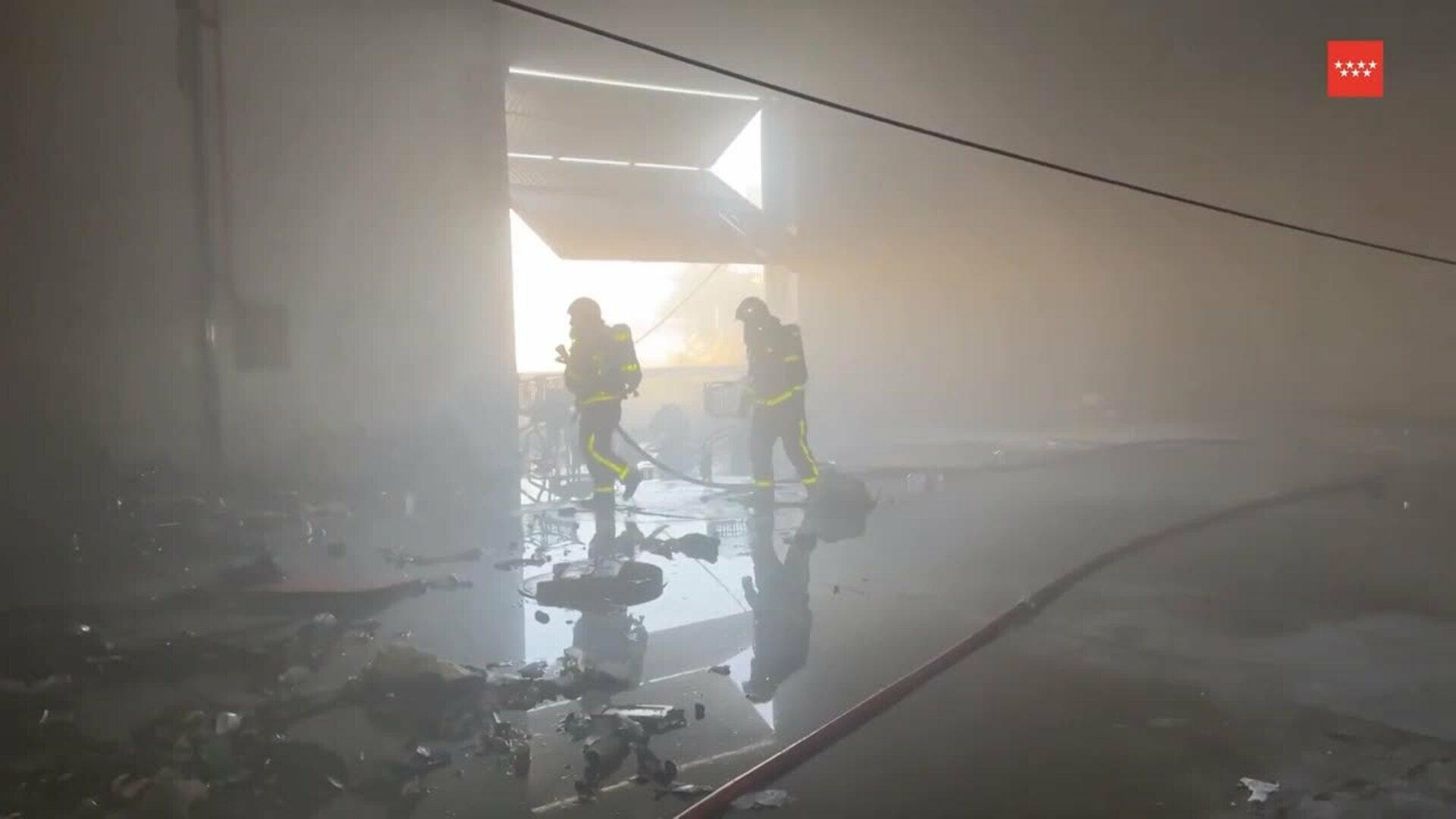 Arde una nave industrial en Alcalá de Henares en la que vivían tres personas