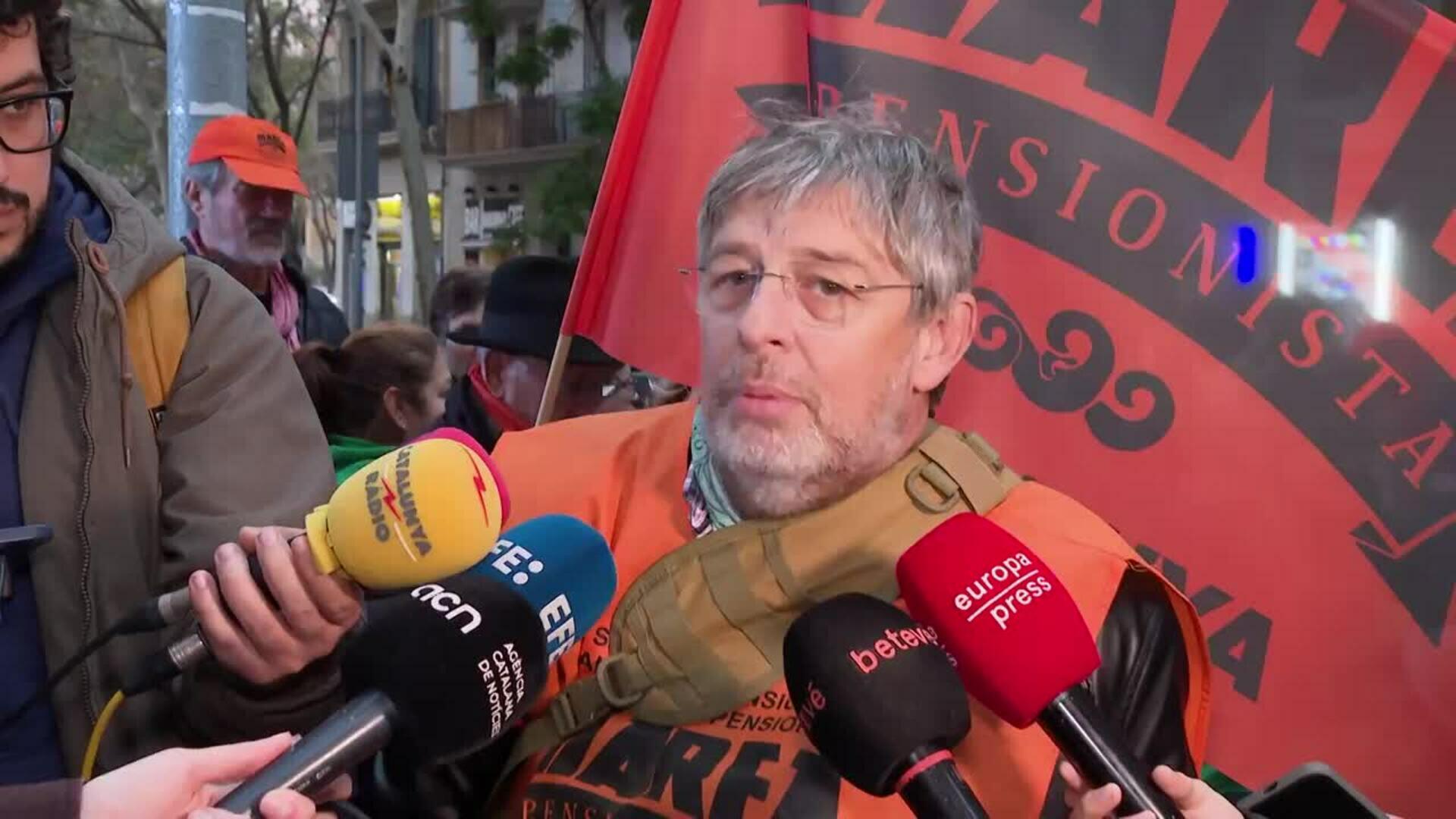 Unas 100 personas protestan ante la sede de Junts por el rechazo al decreto ómnibus