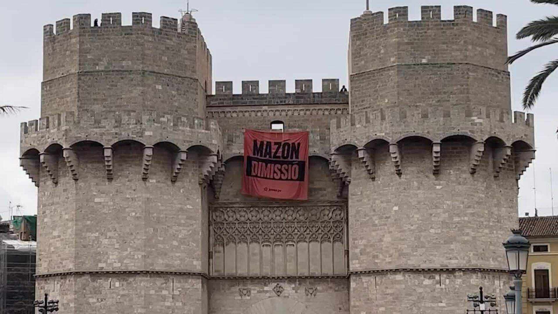 Juventudes de Compromís cuelgan una gran pancarta en las Torres de Serranos