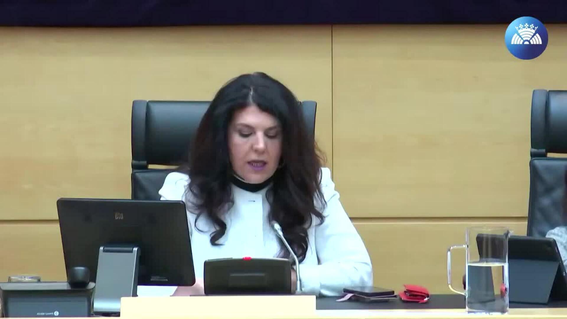 Igea, expulsado de la Comisión de Sanidad por portar un cartel con declaraciones de Tamames