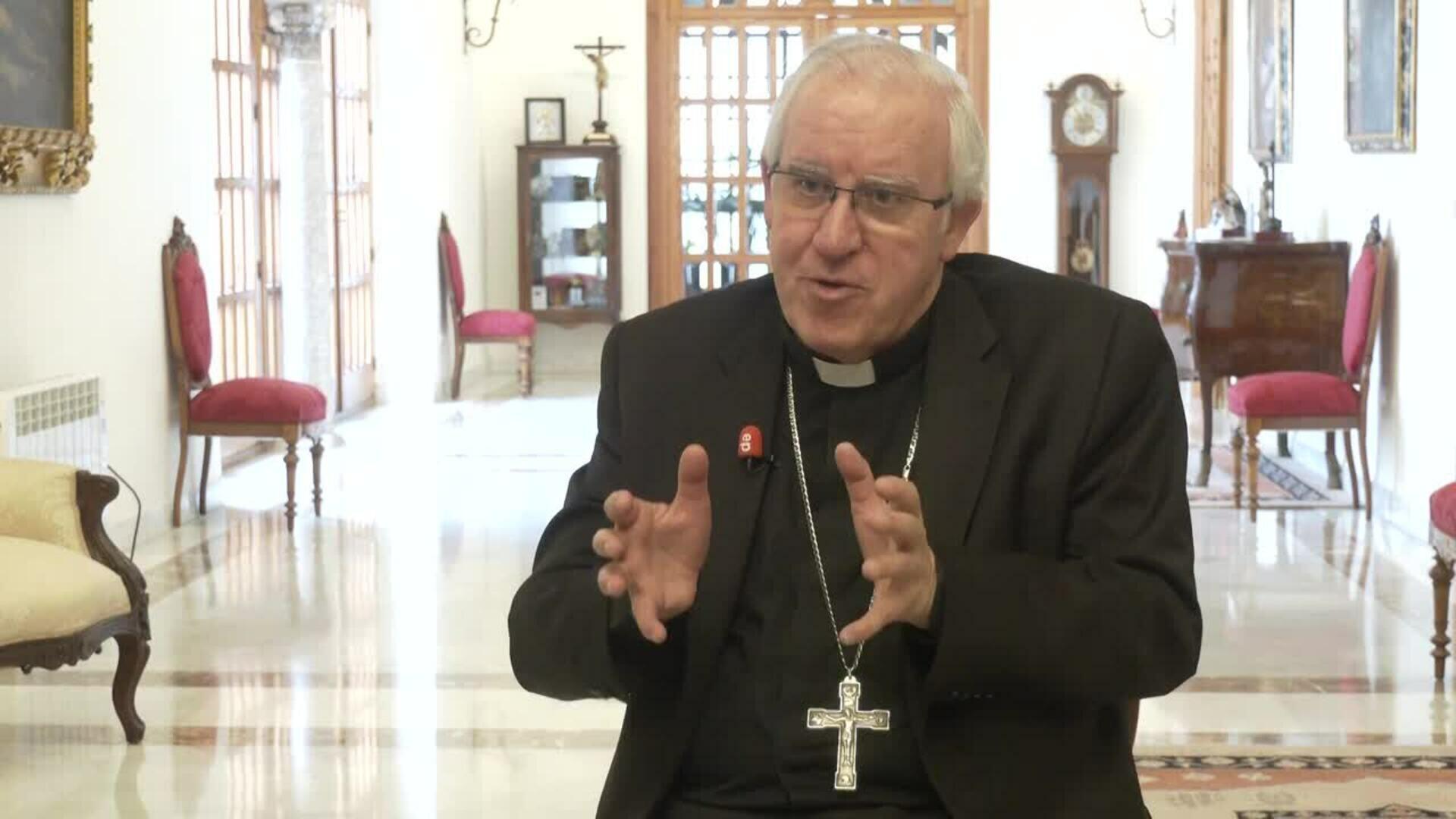 Monseñor Saiz Meneses sobre carteles de Semana Santa: "Deben ayudar a la oración"