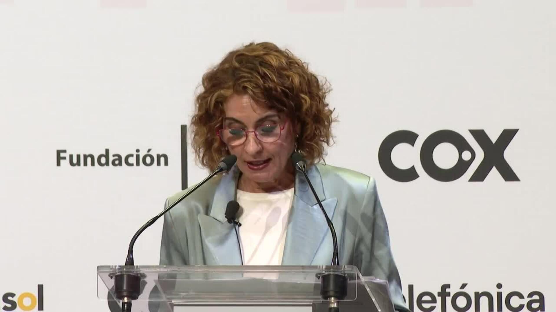 Montero anuncia un plan de "alivio económico" para ayuntamientos "en riesgo financiero"