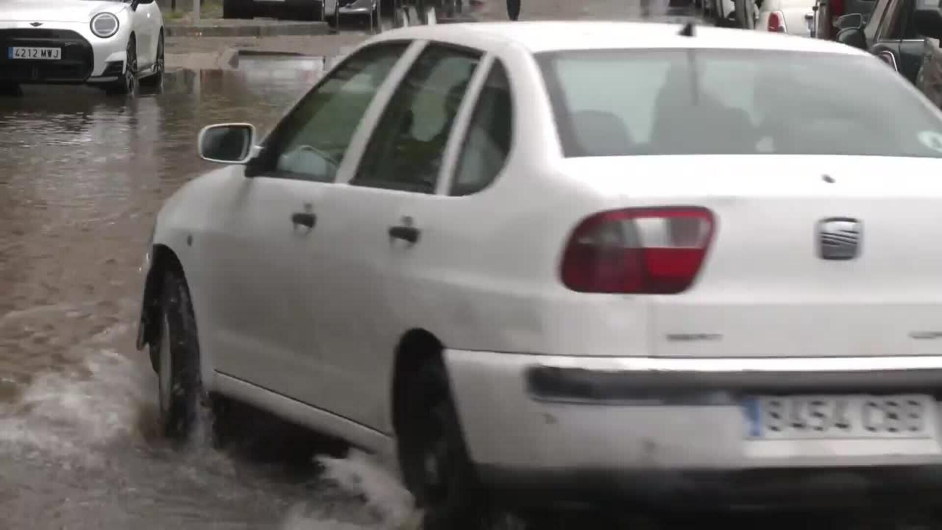 Las fuertes lluvias en Sevilla provocan calles anegadas y el cierre de una estación de metro