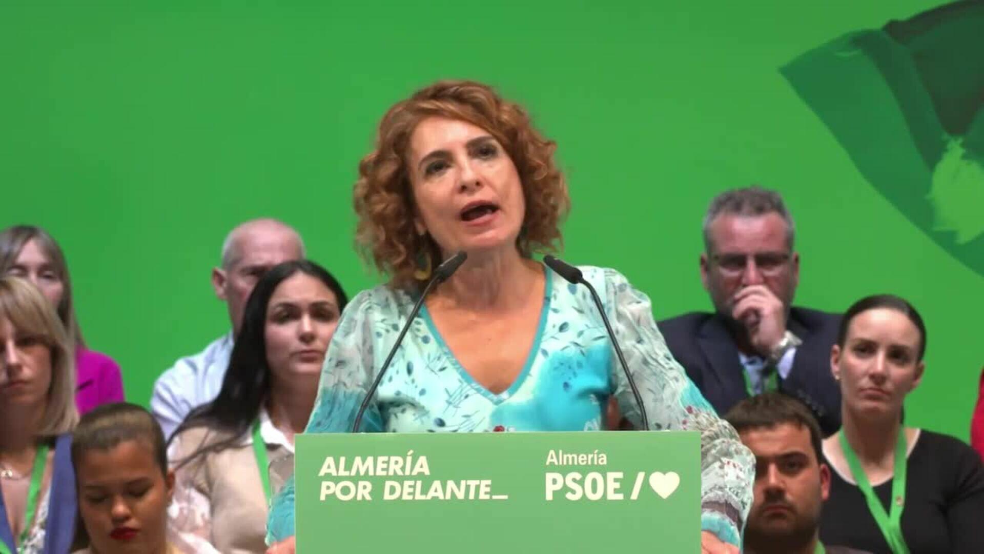 Montero defiende que el Gobierno responderá con "firmeza" a la "guerra comercial"