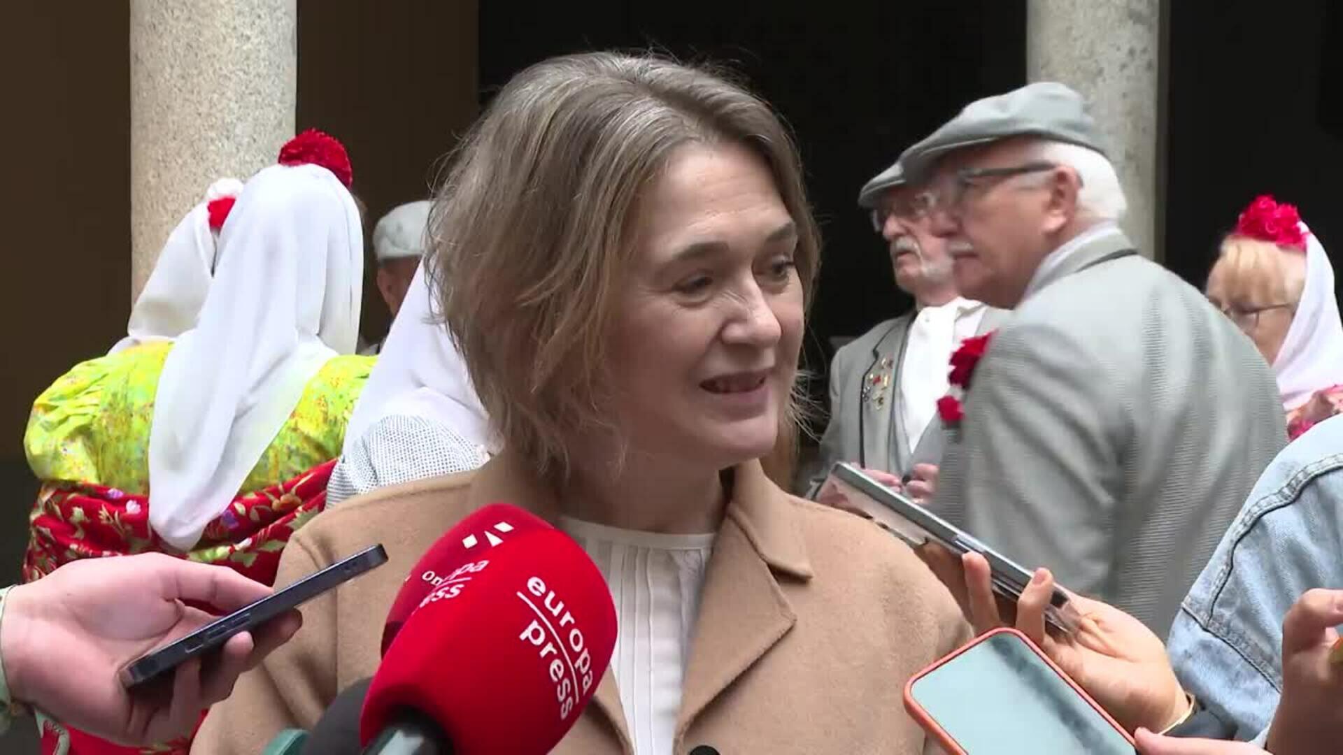 Madrid anima a los madrileños a que se confeccionen sus vestidos y trajes de chulapos