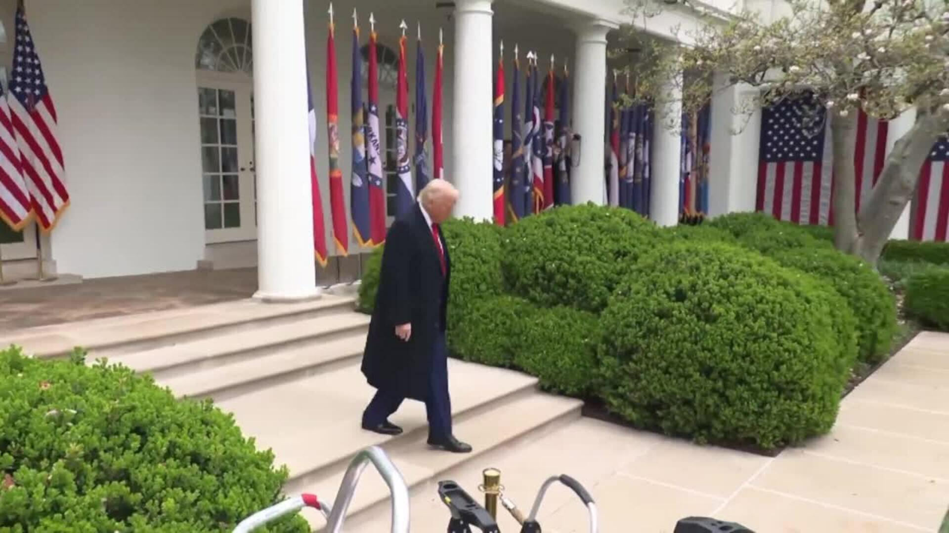 Continúan las decisiones de Trump: Congela 2.200 millones de dólares en subvenciones a Harvard