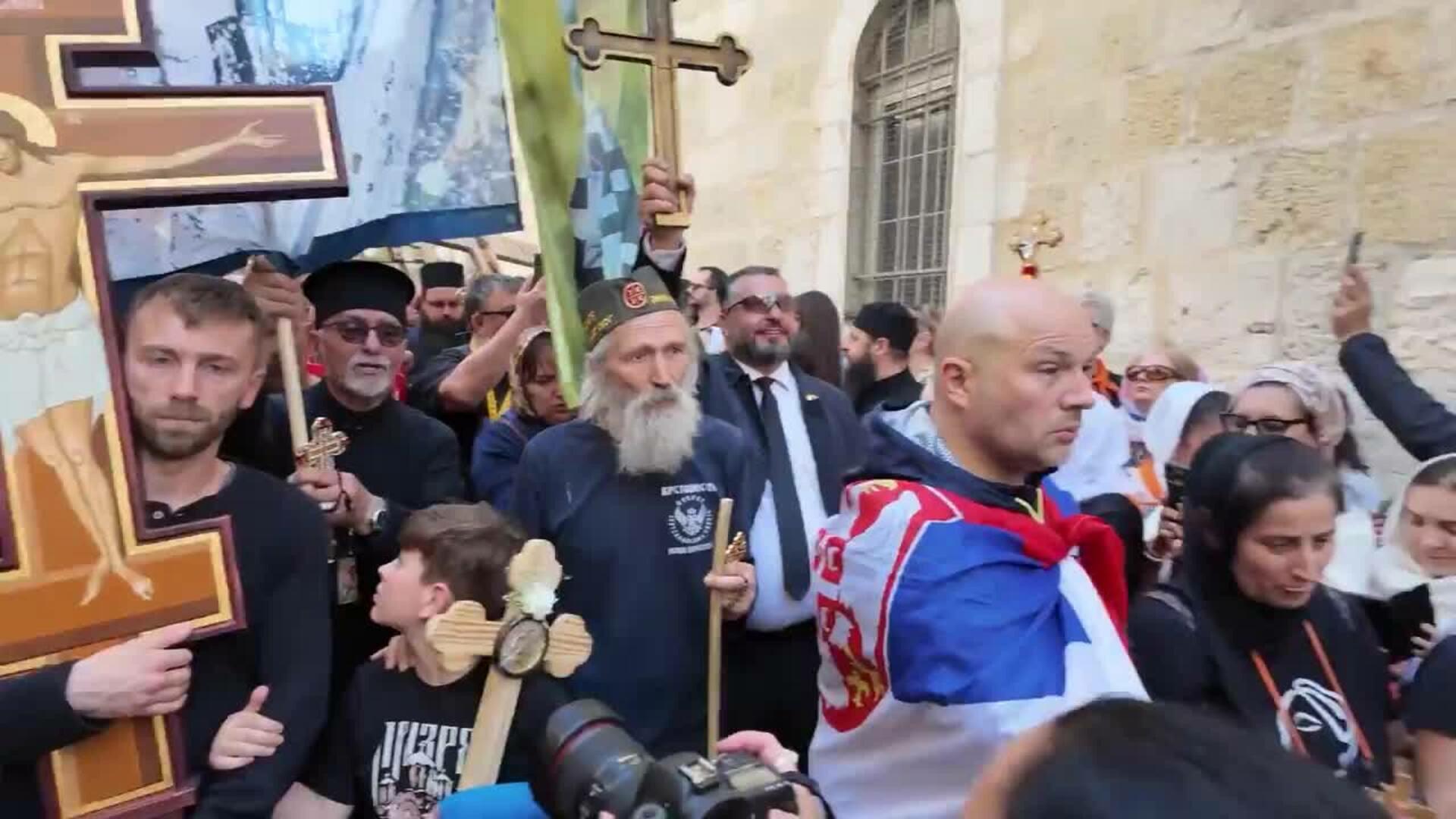 Cientos de cristianos participan en Jerusalén en la procesión del Viernes Santo
