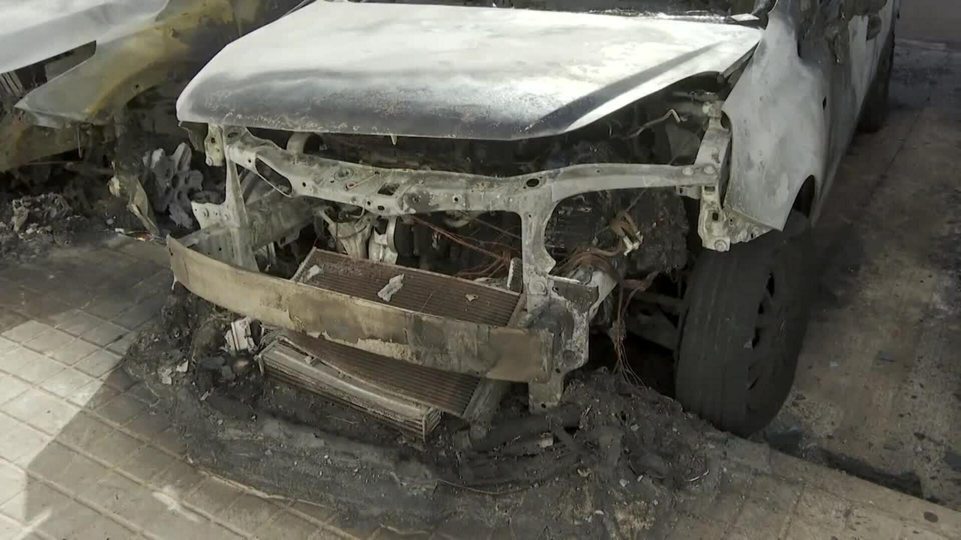 Bomberos extinguen un incendio ocasionado por vehículos en un aparcamiento de Alfafar