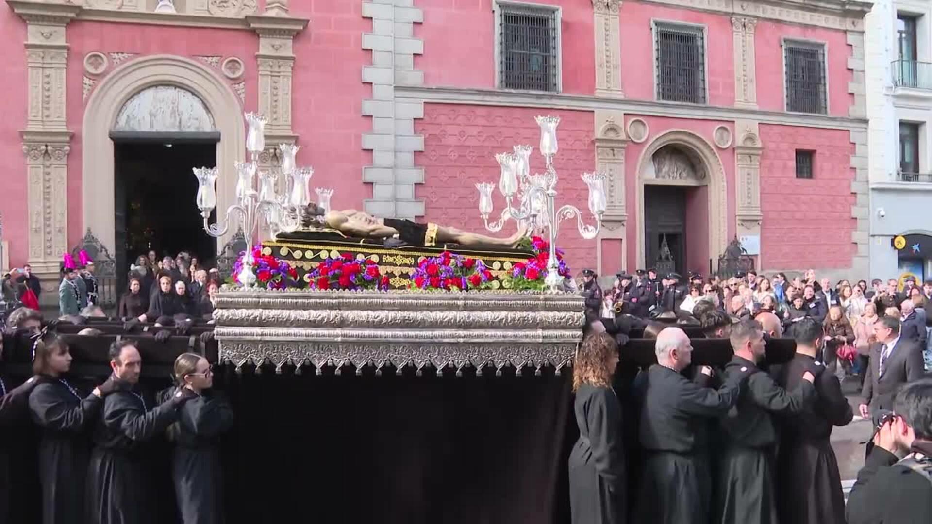 La procesión de la Soledad se demora en su salida debido a la lluvia