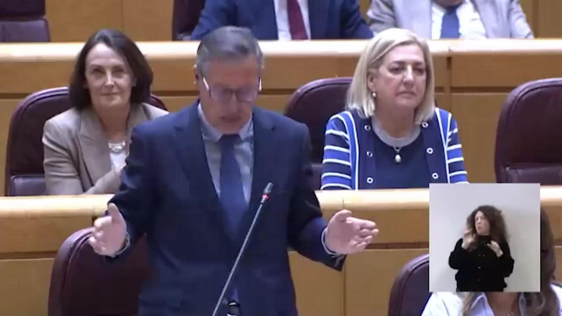 PP pregunta a Robles si Ayuso "no puede pasar revista con vestido" y esta le tacha de machista