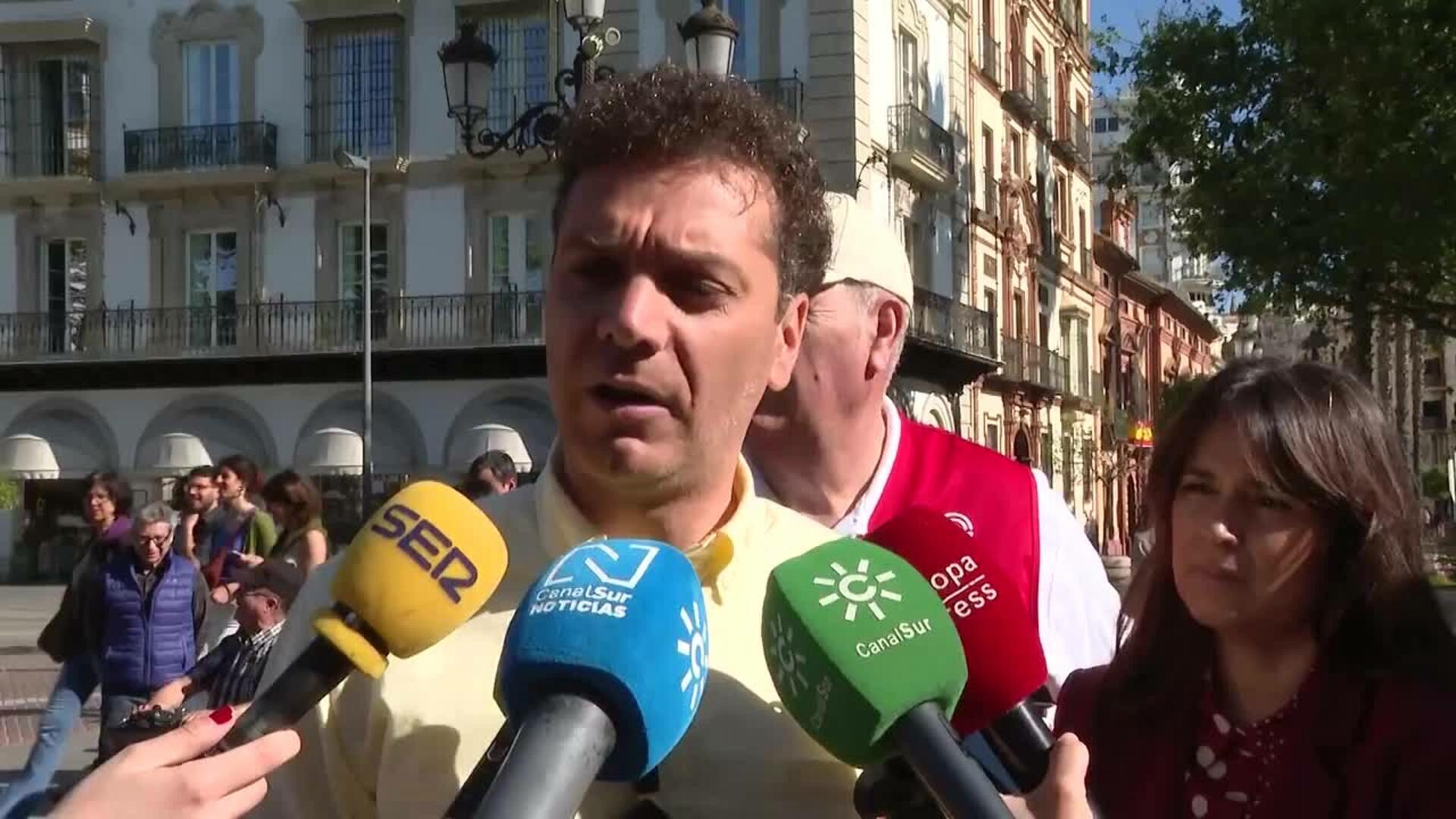 UPA-A defiende las fresas de Huelva repartiendo un millar de tarrinas de este fruto en Sevilla