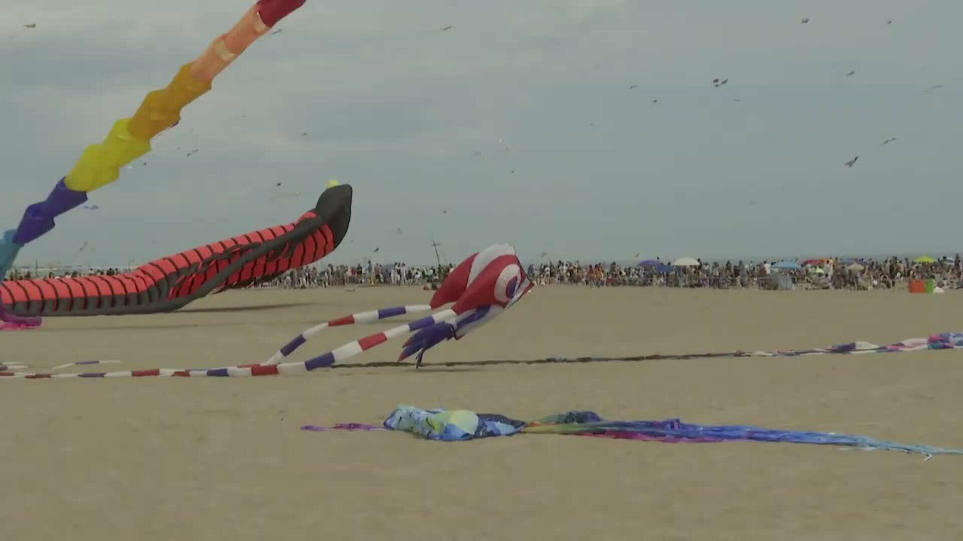 Más de 30 cometas llenan de color el cielo de la playa del Cabanyal de València