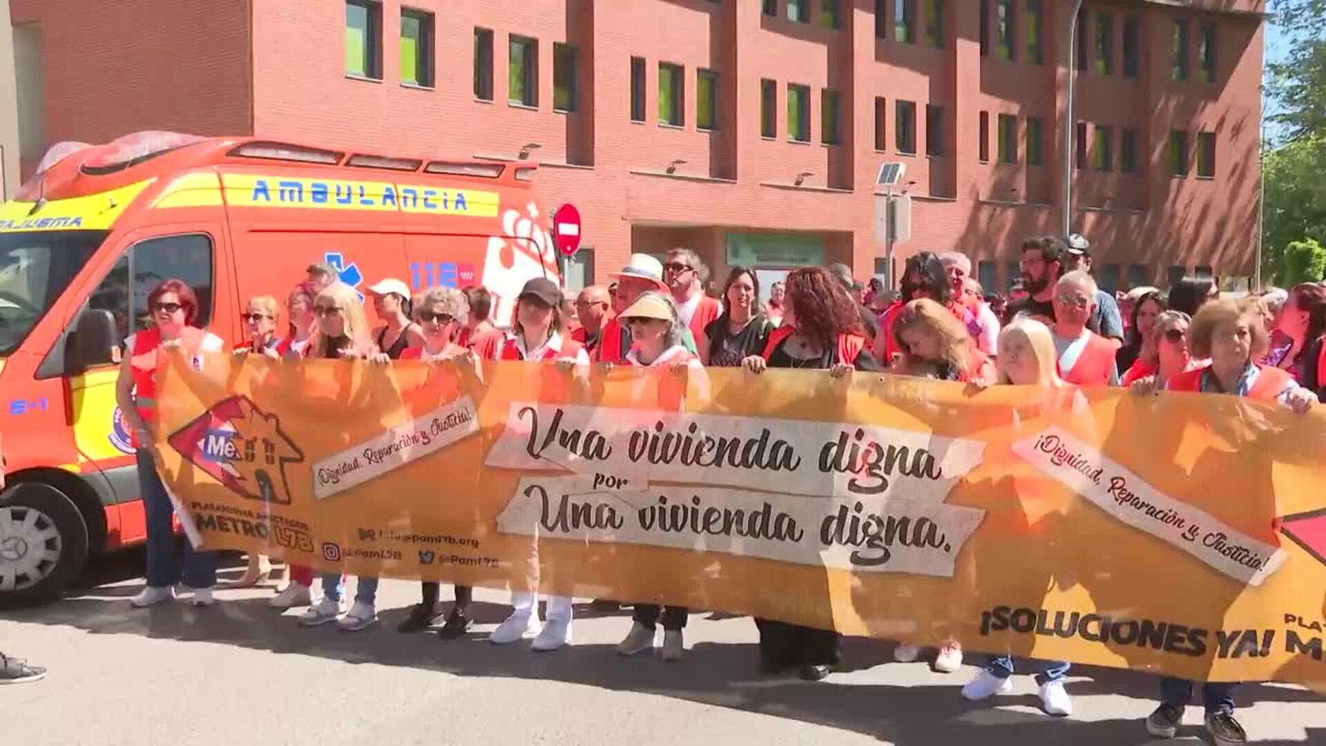 Afectados por la línea 7B de Metro reclaman "soluciones claras" en una manifestación