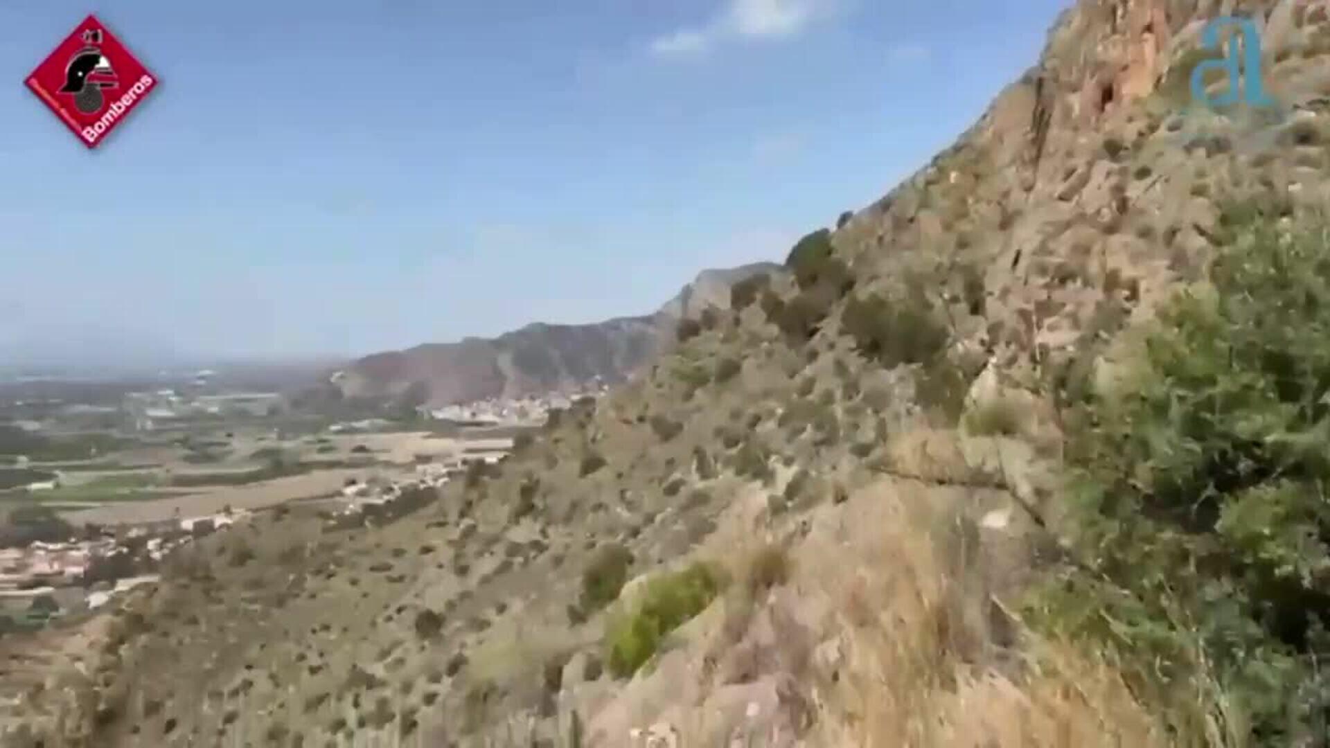 Bomberos rescatan en Orihuela a una escaladora que quedó colgada a 150 m y a otro con golpes