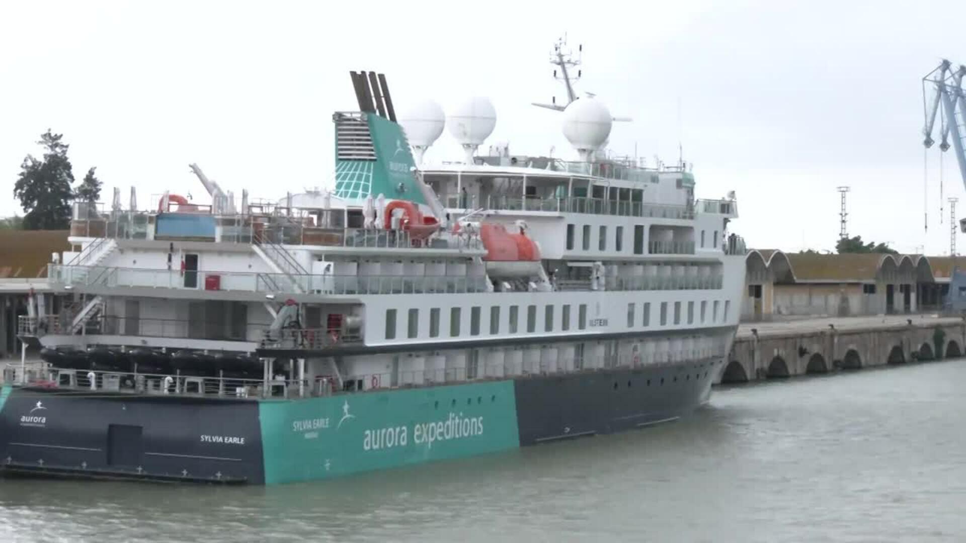 Primera escala del Sylvia Earle en el Puerto de Sevilla, con 120 pasajeros