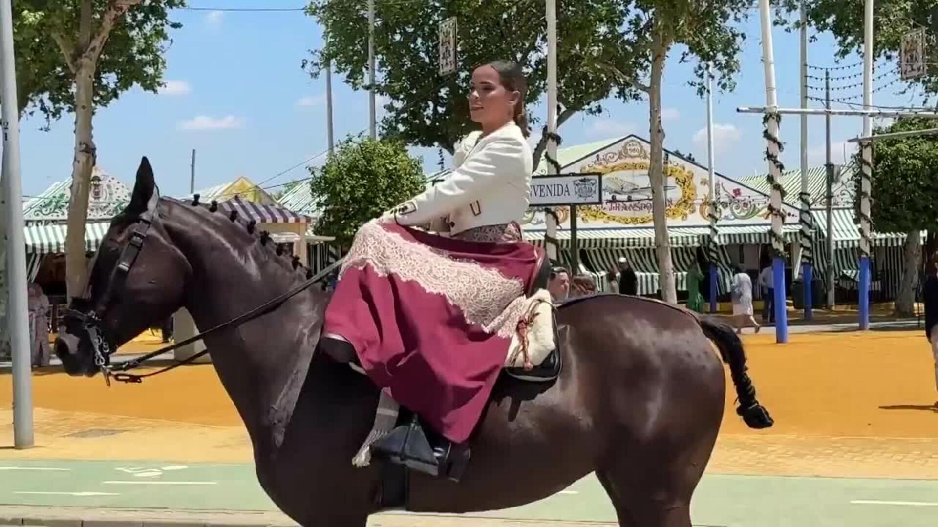 Gloria Camila debuta como amazona en la Feria de Abril con mensaje a Ana María Aldón