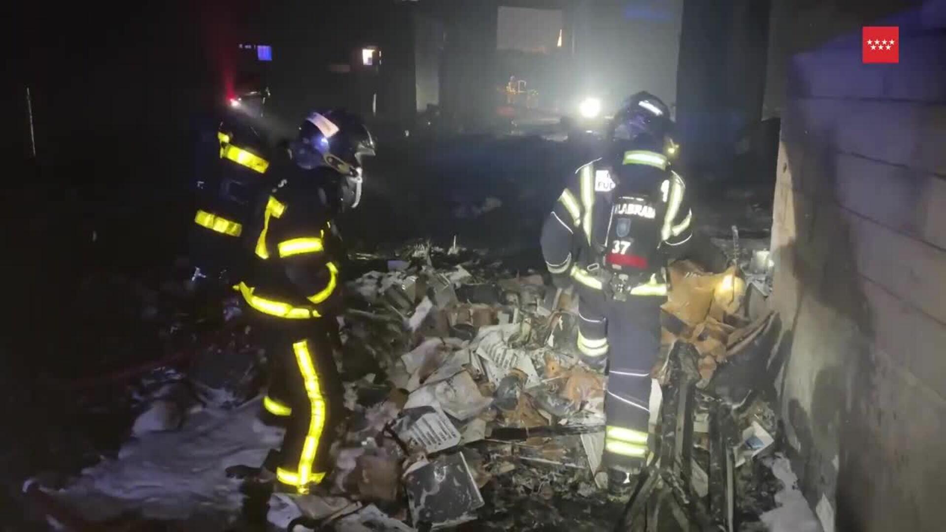 Bomberos de la Comunidad de Madrid proceden a apagar un fuego en nave abandonada en Móstoles