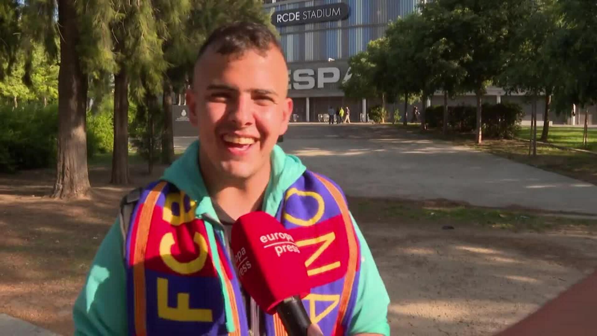 Cientos de aficionados se reúnen en el RCDE Stadium horas antes del Espanyol-Barcelona