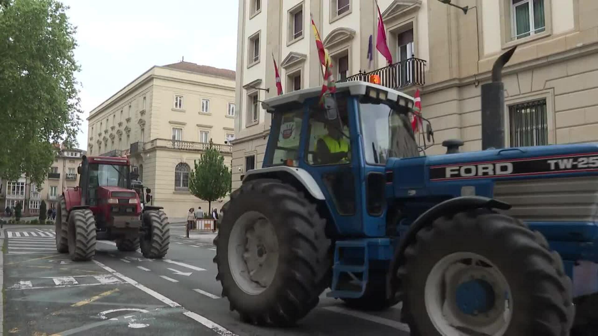 Una tractorada de agricultores alaveses denuncia en Vitoria las "importaciones masivas"