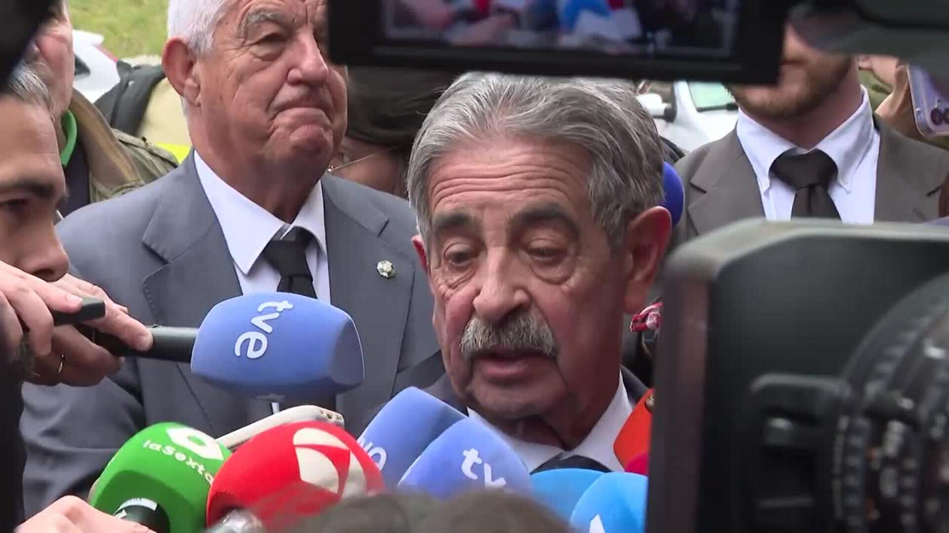 Acaba sin avenencia la conciliación entre el emérito, que no va, y Revilla, que no rectifica