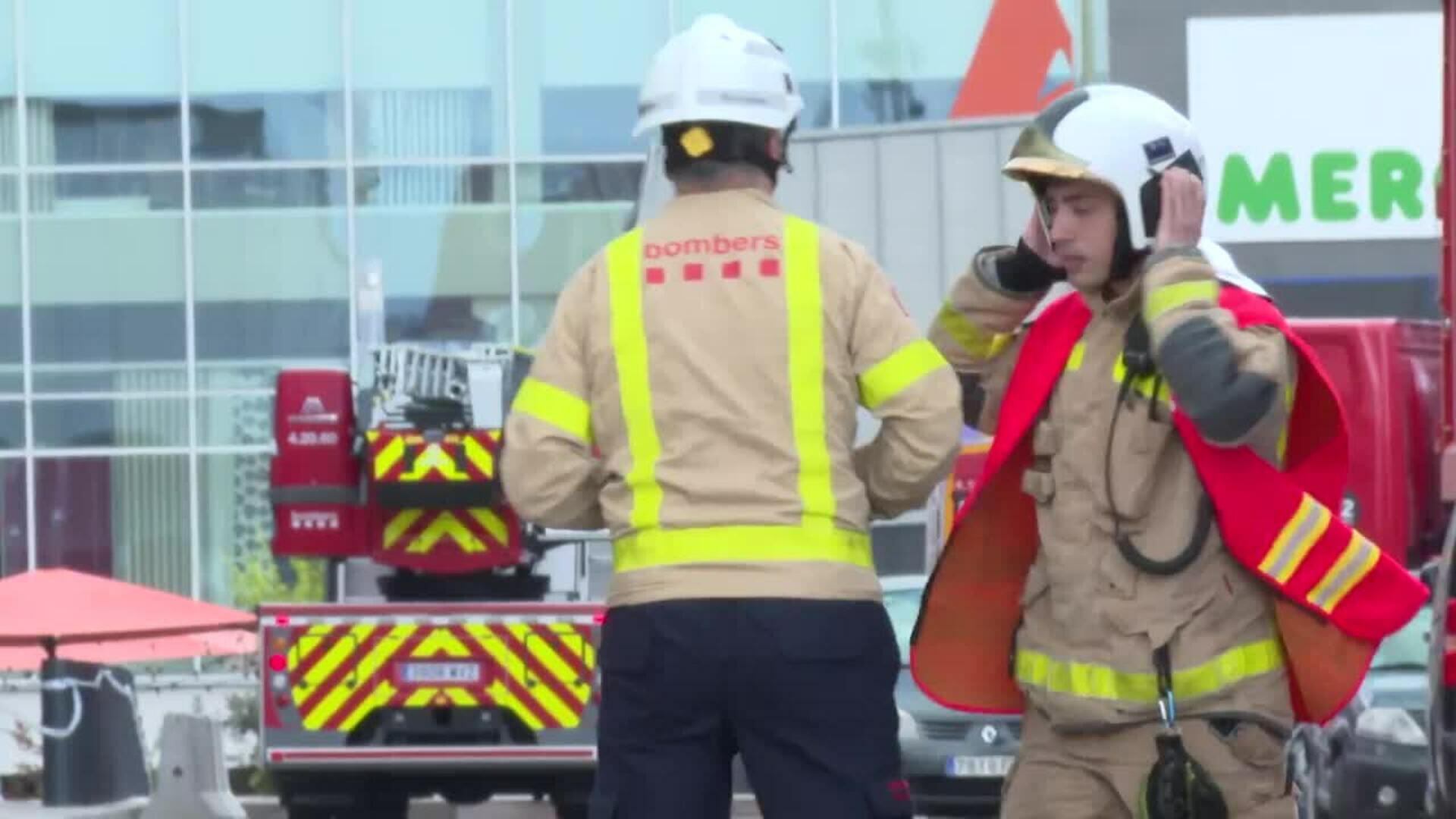 Bombers investiga la caída de un bloque de hormigón en un centro comercial de Sabadell