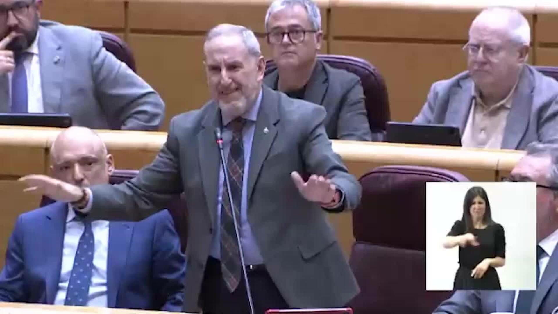 Bronca en Senado después de que un senador del PP entregara a Aagesen un saco de arena tóxica