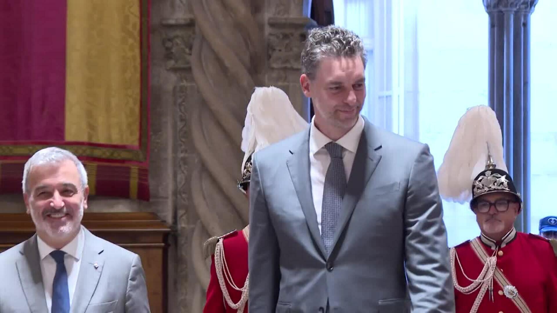 Gasol agradece el apoyo de sus padres al recibir la Medalla al Mérito Deportivo de Barcelona