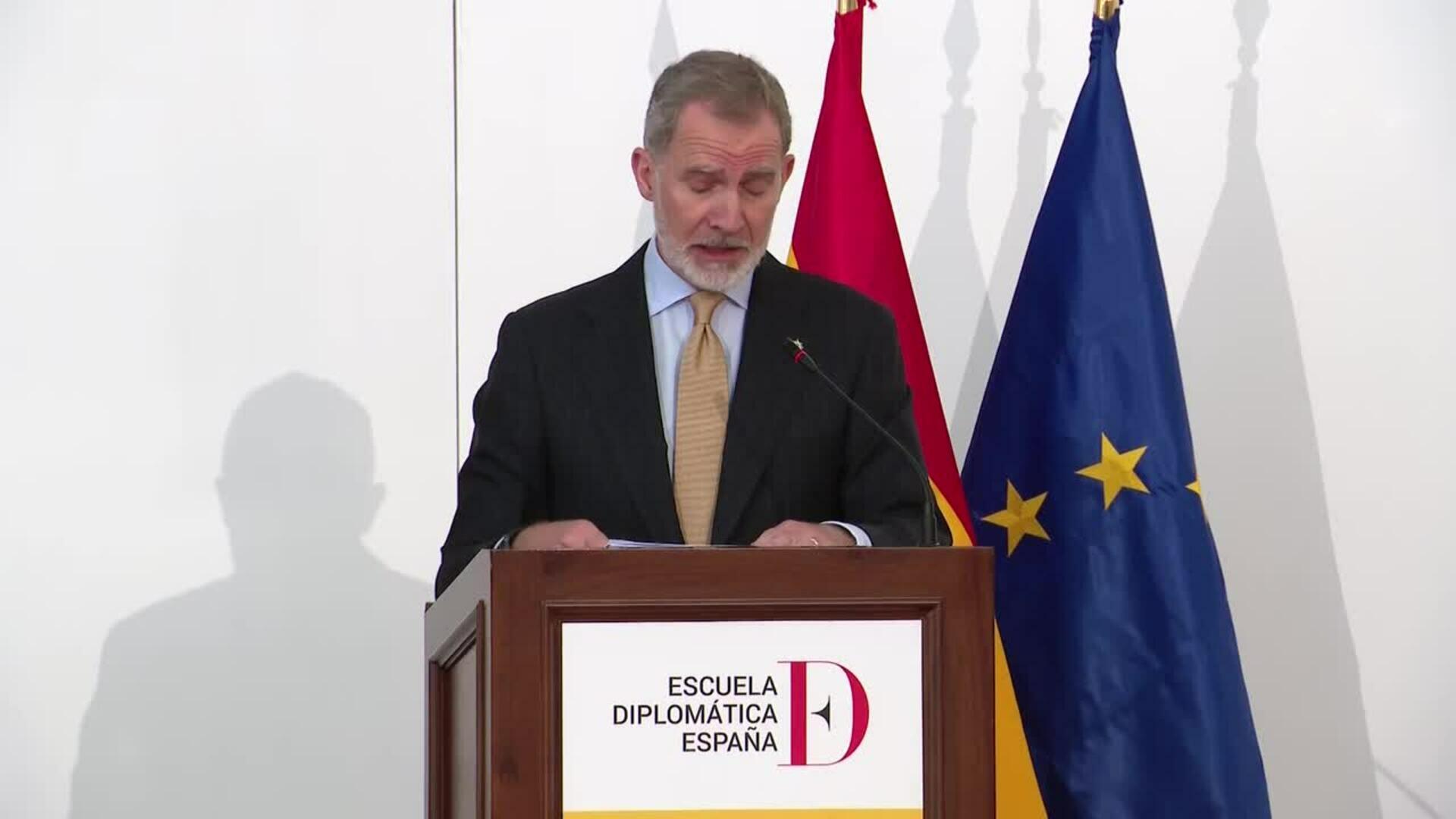 El Rey a los nuevos diplomáticos: "España no es solo un himno y una bandera"
