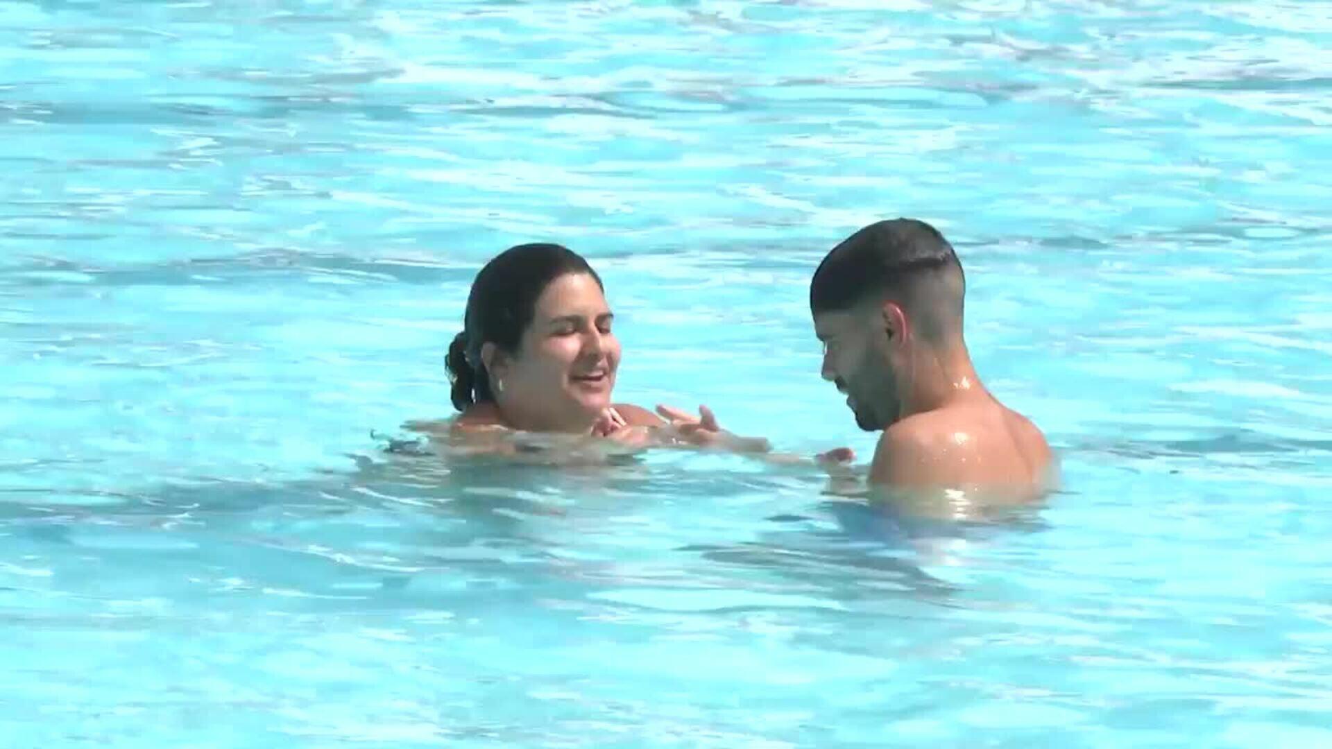 Multitud de personas combaten las altas temperaturas de la capital en piscinas públicas