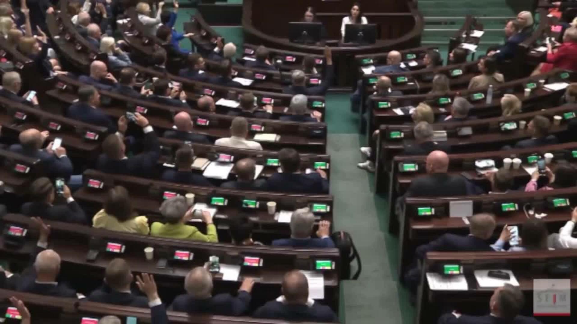 El primer ministro de Polonia supera la cuestión de confianza y prevé una reforma del gabinete