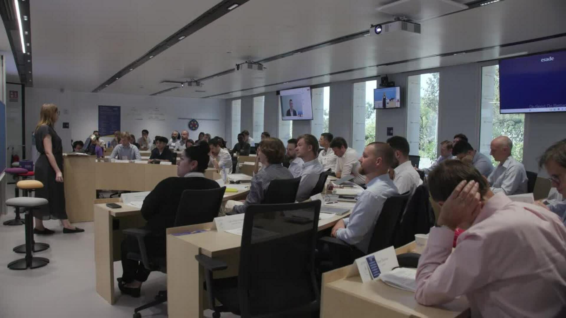 Esade implanta un modelo de financiación de estudios con ingresos futuros del alumno