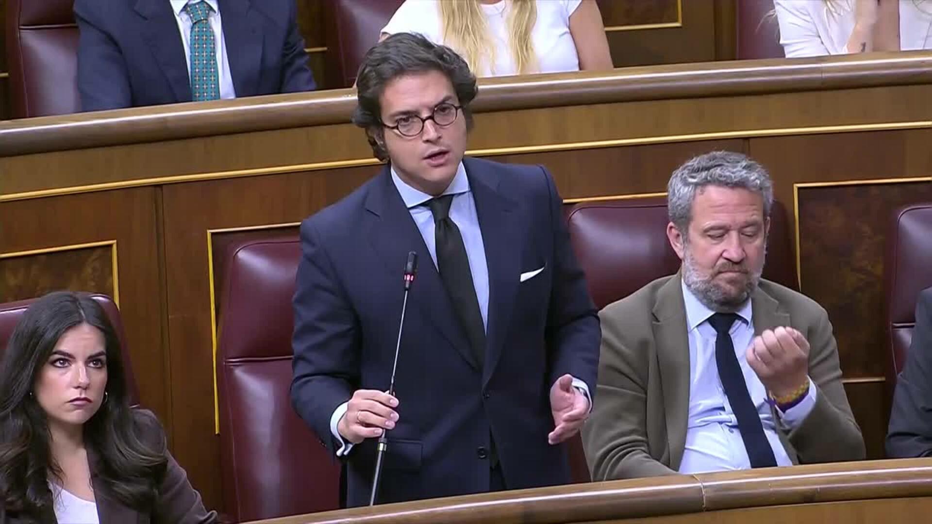 Vox dice que Hacienda se queda con el 50% del sueldo de cada "españolito" y Montero lo niega