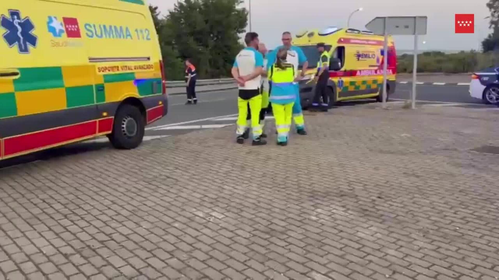 Muere un hombre de unos 50 años al chocar su moto con un turismo e impactar contra una farola