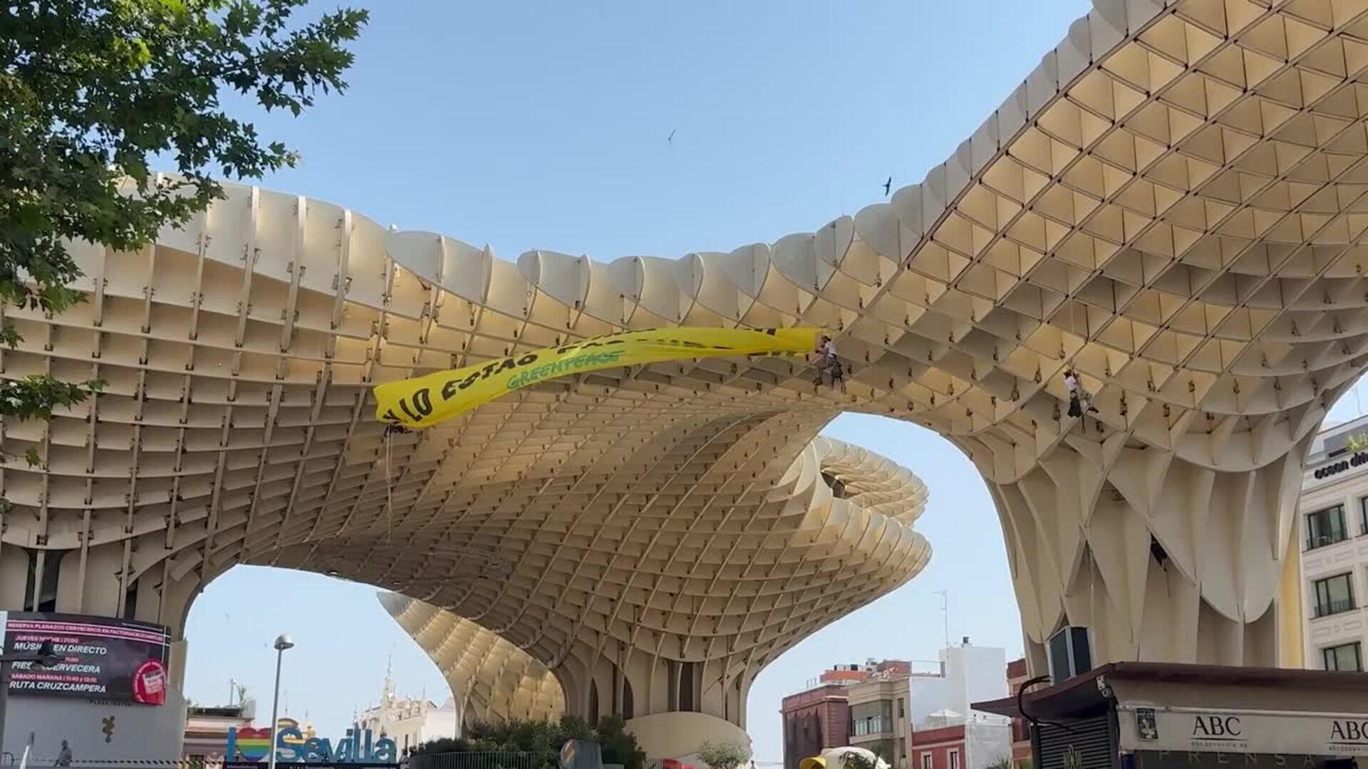 Pancarta de Greenpeace en Sevilla exige regulación fiscal a industria fósil durante la cumbre