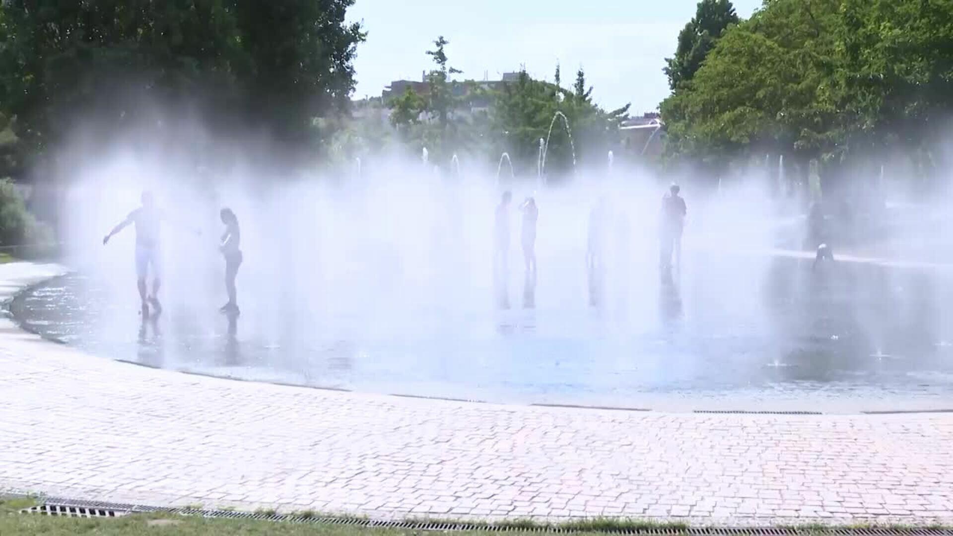 Madrileños se refrescan en la zona de baño de Madrid Río ante una ola de calor "agobiante"