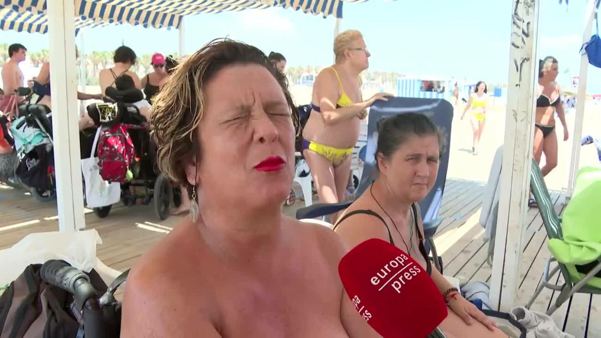 Cientos de personas disfrutan de las playas accesibles en Valencia