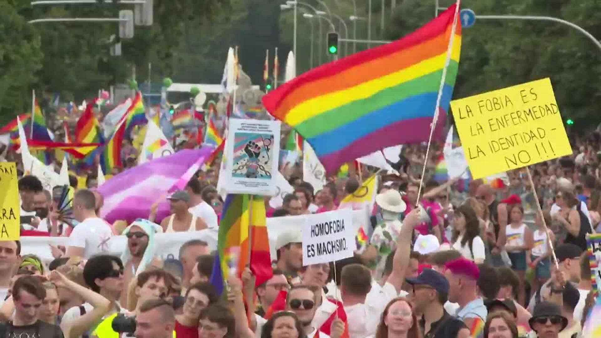 Decenas de miles de personas marchan en el Orgullo de Madrid