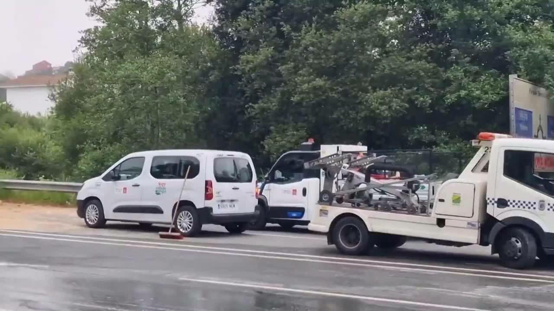 Herido el conductor de un camión volcado en Vigo mientras transportaba arena