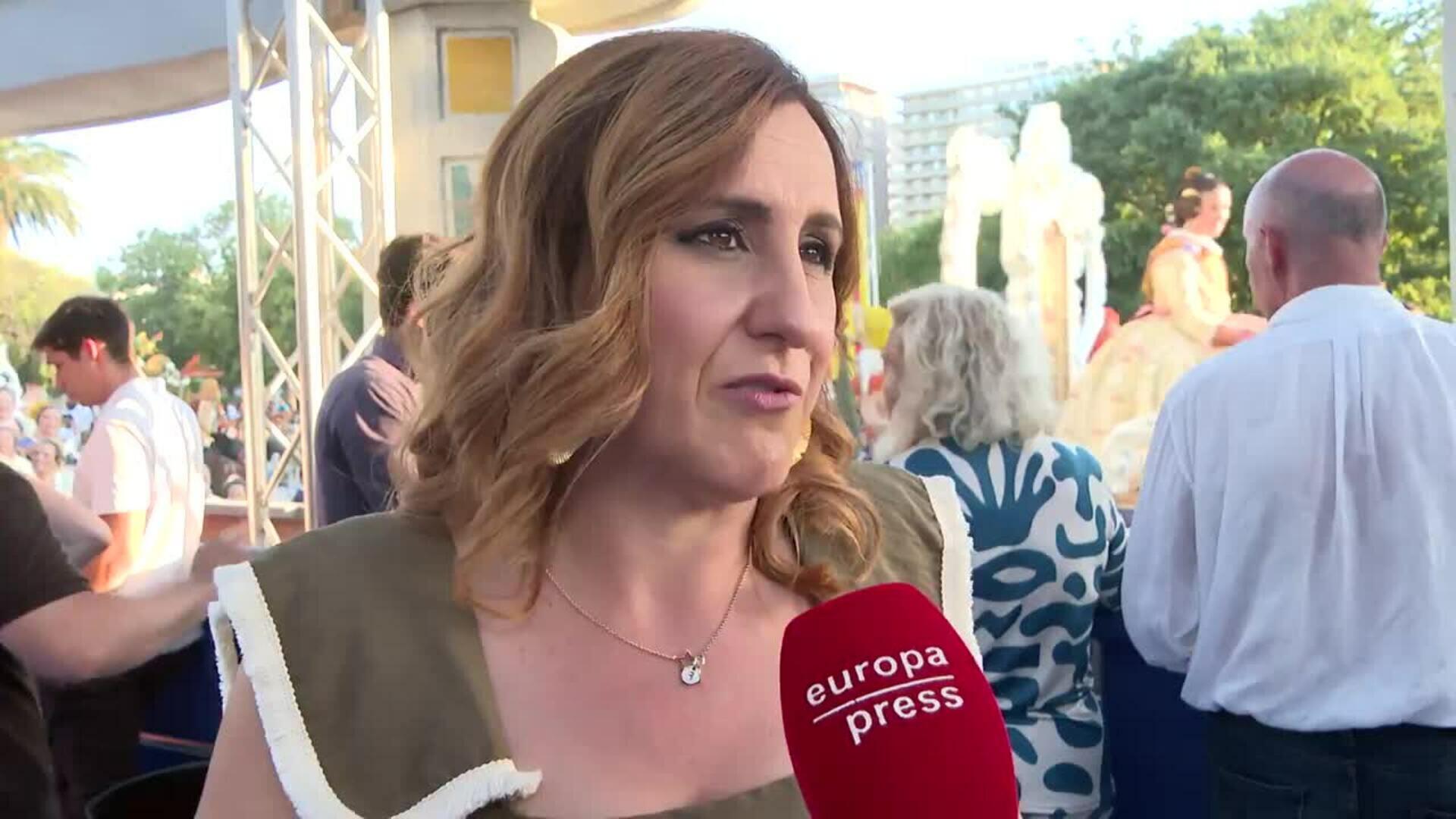 30 carrozas desfilan este domingo en la "histórica" Batalla de Flores de València