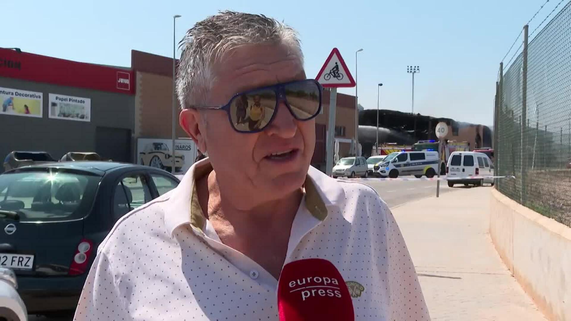 Un incendio arrasa una nave industrial en Vinaròs, Castellón, pero ya está controlado