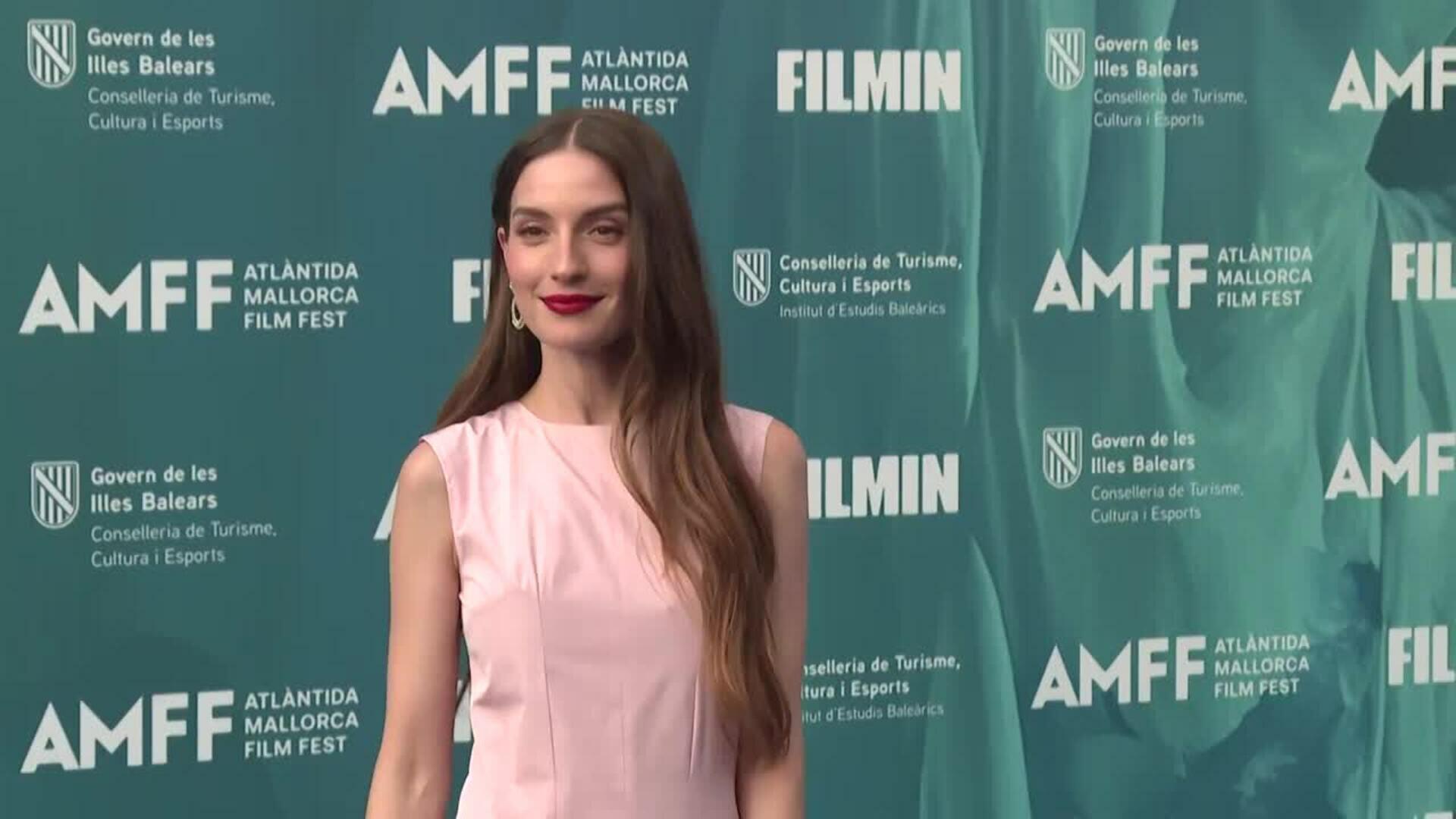 María Valverde, derroche de complicidad con Gustavo Dudamel y máxima elegancia con su look